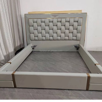 Modernes Premium Chesterfield Lederbettgestell in Dubai-Größe mit Großem Kopfteil für Schlafzimmermöbel
