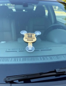 מחזיק מתכת גדול לחלון רכב עם תושבת לתג גדול לרכב - Product Image 6