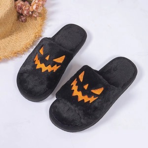 Pantoufles en peluche d'Halloween pour femmes, motif visage de citrouille fantôme, pantoufles amusantes et douces en forme de citrouille orange pour usage domestique - Product Image 5