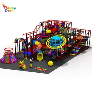 Divertido espaço infantil tema aventura interior áreas de jogos macios para crianças no hall