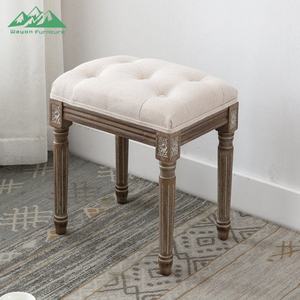 <span class=keywords><strong>Sgabello</strong></span> Versatile Convertibile Wayon per Soggiorno, <span class=keywords><strong>Seduta</strong></span> Imbottita con Bottoni e Gambe in Legno Intagliato Vintage - Product Image 1