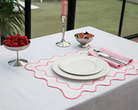 Set de table en coton brodé moderne personnalisé avec bord festonné coloré pour la décoration de table lors de dîners et mariages
