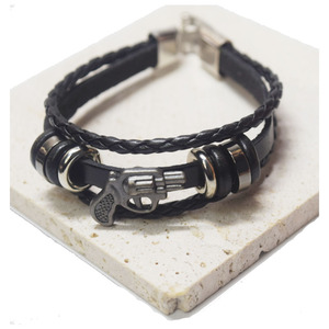 Pulsera de Cuero de <span class=keywords><strong>3</strong></span> Capas con Dije de Pistola Gótica de Aleación Personalizada y Cuero PU de 21 cm y 1.5 cm de Ancho para Hombre, Proveedor - Product Image 3