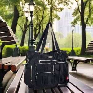 Sac à langer gratuit avec 2 poches latérales et intérieur spacieux, doublure en tissu lavable et étiquette nominative, sac à dos à motif damier - Product Image 1