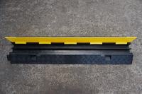 Protège-câbles en caoutchouc LUBA 2 canaux, robuste, jaune, 980x240x44mm, pour la gestion des câbles au sol et la sécurité