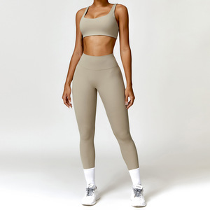 Vente en gros 4 pièces Ensemble de yoga T-shirt rembourré Soutien-gorge de course Leggings d'entraînement Shorts de sport Combinaison de sport Vêtements de sport Athlétique Ensemble d'exercice - Product Image 4