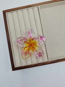 Pinza de Pelo Elegante y Sencilla con Diseño de Flor de Huevo Transparente para Mujeres y Niñas - Product Image 3