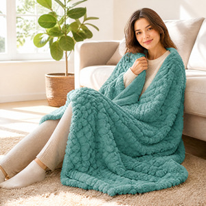 Plaid de luxe en flanelle gaufrée effet écaille de tortue 3D, doux et confortable, texture nid d'abeille, en polaire gaufrée couleur turquoise, 100% polyester - Product Image 4