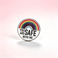 Broche en émail métallique peinte « Tu es en sécurité avec moi » – Thème drapeau arc-en-ciel, badge de revers, bijou, cadeau pour amis LGBT