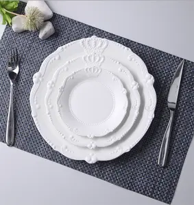 Zarif kabartmalı tasarım seramik beyaz tabaklar taç şekli akşam yemeği plaka seti olaylar için