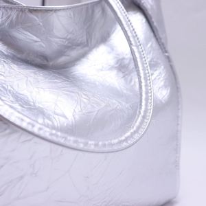 กระเป๋าโท้ทกันน้ำ PU สีเงิน  แบบสั่งทำโลโก้เองได้  กระเป๋าหนังแฟชั่นสำหรับช้อปปิ้งและเดินทาง สะพายไหล่เดียว พกพาสะดวก ขนาดใหญ่ สำหรับฤดูร้อนและฤดูใบไม้ร่วง - Product Image 3