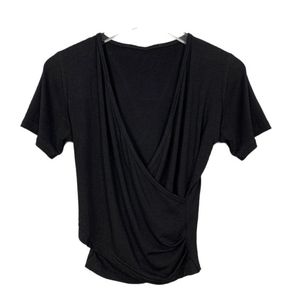 <span class=keywords><strong>Top</strong></span> corto scollato a V profonda, aderente, che esalta la figura, con schiena incrociata e dettagli che espongono il ventre - Product Image 5