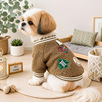 Veste polaire pour animaux de compagnie avec patchs brodés et anneau en D, manteau chaud pour chien automne-hiver, pull rétro, vêtements pour chiens et chats