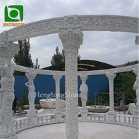 Grand gazebo de jardin en marbre blanc avec toit en fer pour mariage en plein air
