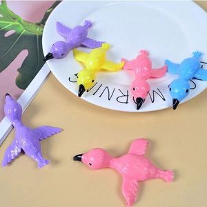 Lance-poulets Flamingo en TPR – Jouets amusants et extensibles pour le jeu, les fêtes, les cadeaux et les sacs surprises - Product Image 2