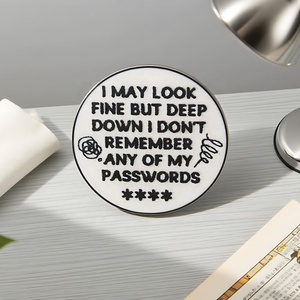 Nuovo Badge Creativo Stile Ins 'Forse <span class=keywords><strong>mi</strong></span> Sembro Bene, ma in Fondo Non <span class=keywords><strong>Ricordo</strong></span> Niente delle Mie Password' Bianco e Nero Rotondo - Product Image 5