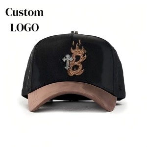 Nueva Llegada, Gorra de 5 Paneles con Logotipo Bordado en Pedrería, Forro de Seda, Gorras Personalizadas con Logotipo, Gorra Barbas con Visera de Gamuza Negra - Product Image 1