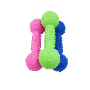 Venta al por mayor de juguetes de diseño para mascotas TPR huellas de goma hueso mancuerna masticar dentición juguetes interactivos de entrenamiento para perros - Product Image 2