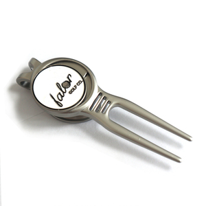 Herramienta multifunción única para reparar divots de golf con clip para gorra y marcador de bola personalizado al por mayor - Product Image 2