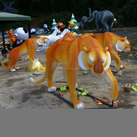 Lanternes en soie d'intérieur personnalisées en forme de cygne, de cerf, d'éléphant, de lion, de dinosaure, figurines d'animaux pour les expositions de festivals