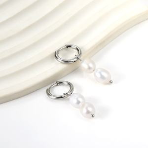 Boucles d'oreilles pendantes géométriques en acier inoxydable plaqué or 18 carats avec perles pour femmes et jeunes filles - Product Image 4