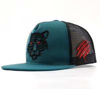 Gorra de malla con visera plana 100% poliéster con imagen bordada en 3D con diseño animal para deportes al aire libre, viajes y ocio.
