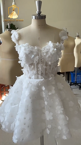 Abito da sposa corto con spalline sottili, corpetto a cuore e decorazioni floreali 3D, ideale per fuga in due, addio al nubilato o matrimonio. - Product Image 5