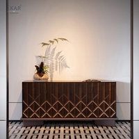 Buffet de style Old Money de conception italienne, en bois massif avec motif géométrique, pour la décoration de villas modernes