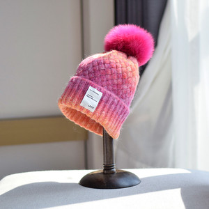 Зимняя вязаная шапка с меховым помпоном и логотипом - Product Image 5
