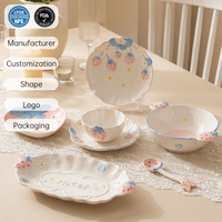 Ensemble de vaisselle en porcelaine 3D en relief motif fraise, coloré sous glaçure, écologique, pour une table de fêtes charmante