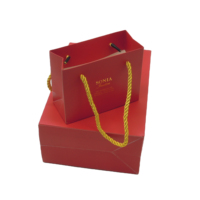 Fournisseur de sacs cadeaux en papier personnalisés Tampon à chaud Logo de sa propre marque Boîte et sac en papier pour bijoux de luxe haut de gamme pour vin rouge