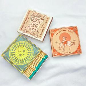 Bâton en bois de haute qualité avec pointe colorée correspond au logo d'estampage d'or de boîte d'allumettes carrées sur la boîte <span class=keywords><strong>pour</strong></span> les allumettes de <span class=keywords><strong>bougie</strong></span> de cigare - Product Image 1