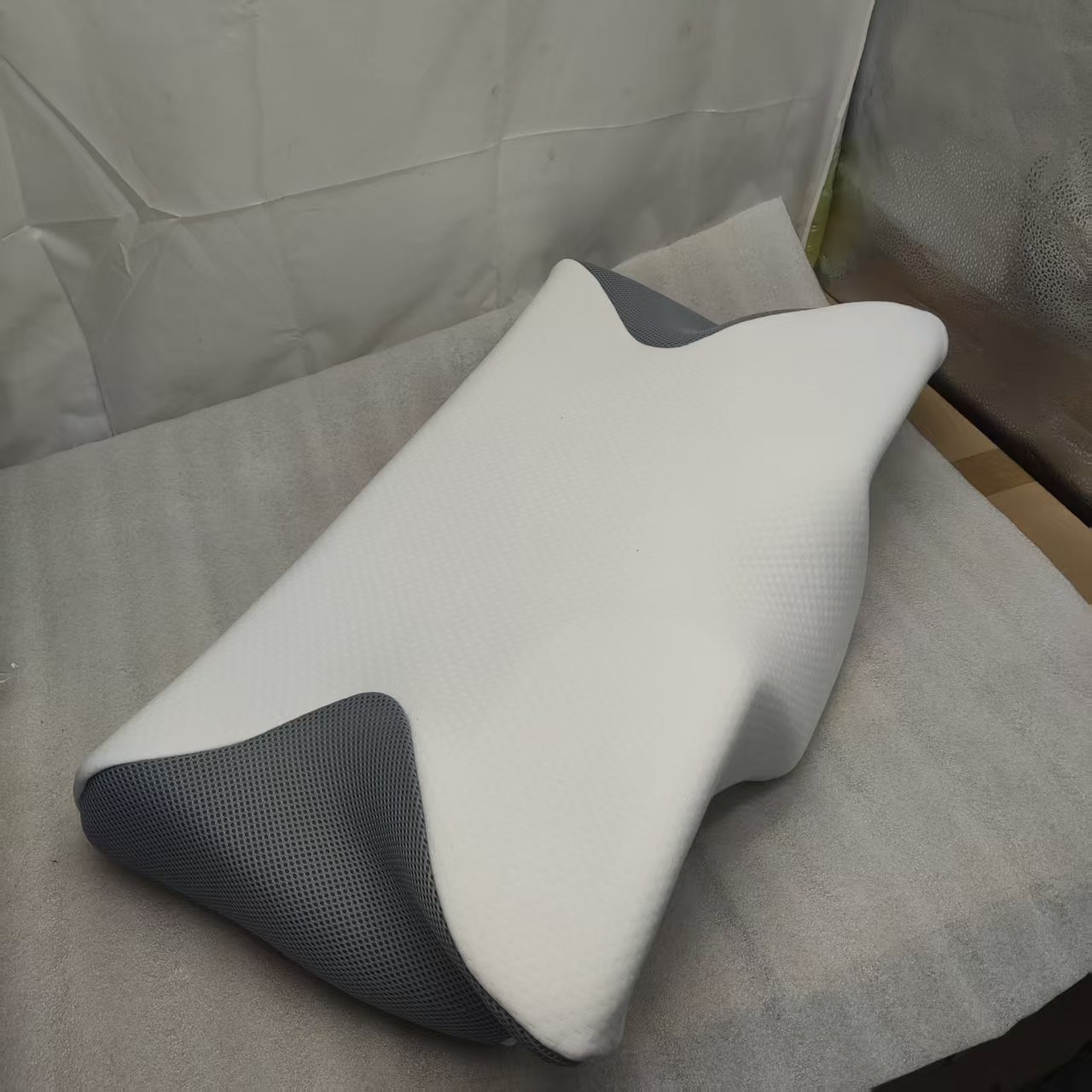 Nouveau coussin papillon, blanc/gris - grand format