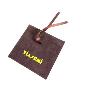 Pochette à bijoux en suède marron foncé à rabat, petit format, prix d'usine, pochette de luxe en velours avec lien en ruban - Product Image 4