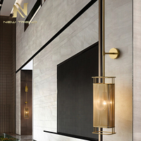 Applique murale de luxe en laiton brossé doré, abat-jour cylindrique en maille, lampe murale LED verticale minimaliste pour chambre d'hôtel de luxe
