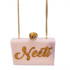 กระเป๋าคลัทช์อะคริลิคสีขาวลายกราฟิกอักษรโมโนแกรมแบบกำหนดเองสำหรับเจ้าสาว  บุด้วยโพลีเอสเตอร์ สำหรับคุณนายเจ้าสาว  ผลิตโดยผู้ผลิตสำหรับงานแต่งงาน - Product Image 2