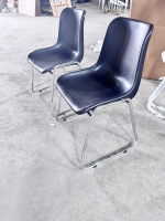 Chaise de conférence et de formation empilable en plastique PP avec base en luge et cadre en métal chromé, moderne et durable