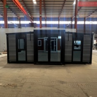Maison mobile pliable en conteneur à grain de bois, type villa préfabriquée, à double aile, haute isolation, avec panneaux solaires, extensible et compacte