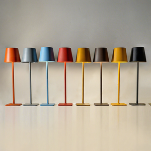 モダンヨーロピアンスタイル充電式バッテリーデスクランプコードレステーブルランプ鉄ボディメタルシェードタッチコントロール調光可能3色 - Product Image 1