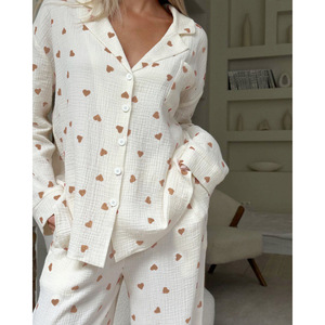 Pijamas por Atacado para Mulheres Conjunto de Roupa de Dormir Conjunto de Pijama Feminino de Duas Peças com Estampa de Coração - Product Image 6