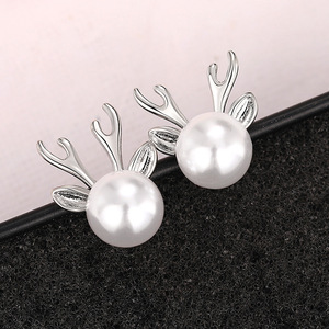 Orecchini a Perno con Corna di Cervo e Perle, Elegante Stile Femminile, Gioielli per Donne, Accessorio Regalo per Feste Natalizie e Uso Quotidiano - Product Image 3