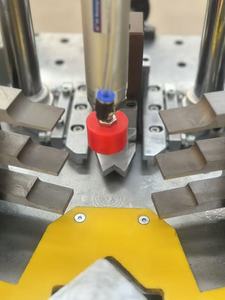 Máquina de Alta Calidad para Engarzar y Combinar Esquinas de Ventanas de Aluminio - Product Image 3