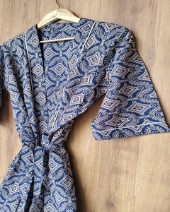 Robe Kimono Imprimée Bleue en Coton à Motifs Floraux Imprimés à la Main, Respirante, à Manches Longues, Vêtement de Nuit, Tailles Disponibles - Product Image 4
