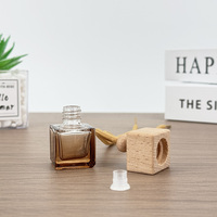 Mini Diffuseur de Parfum Personnalisé pour Voiture de 8 ml, Pendentif Flacon Suspendu Vide en Verre Carré Ambré pour Aromathérapie