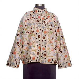 Chaqueta Acolchada Suzani Bordada a Mano de Terciopelo para Mujer, Diseño Floral, 100% Algodón, Tejido Ecológico de Secado Rápido - Product Image 1