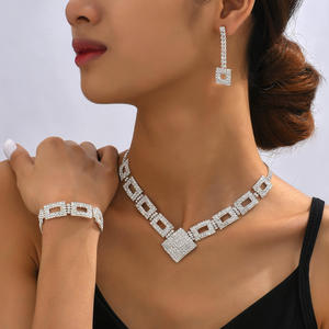 Parures de bijoux de mariage chrétiens en gros d'usine, ensembles de colliers et boucles d'oreilles de mariée en cristal et strass plaqué argent de haute qualité - Product Image 1