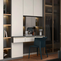 Armoire de luxe sur mesure avec coiffeuse et vitrine en verre – Conception gratuite et devis rapide pour chambre à coucher