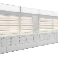 Système d'affichage mural pour lunettes en laque blanche avec étagères LED lumineuses et comptoir à tiroirs pour l'aménagement de magasins d'optique