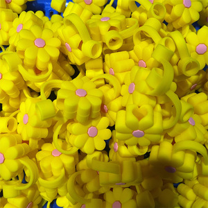 Venta al por mayor: Nuevas tapas de silicona de grado alimenticio con diseño floral para pajitas, tapones antipolvo para vasos de té con leche. - Product Image 6