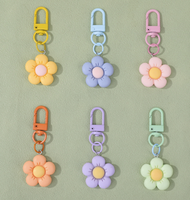 Gantungan Kunci Bunga Pastel Resin, Gantungan Kunci Floral dengan Pengait, Liontin Daisy, Aksesoris Dekorasi untuk Tas Ransel, Dompet, dan Tas